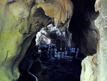 Descubre las cavernas donde solían vivir los indígenas taínos en el Parque Los Haitises en Samaná, República Dominicana.